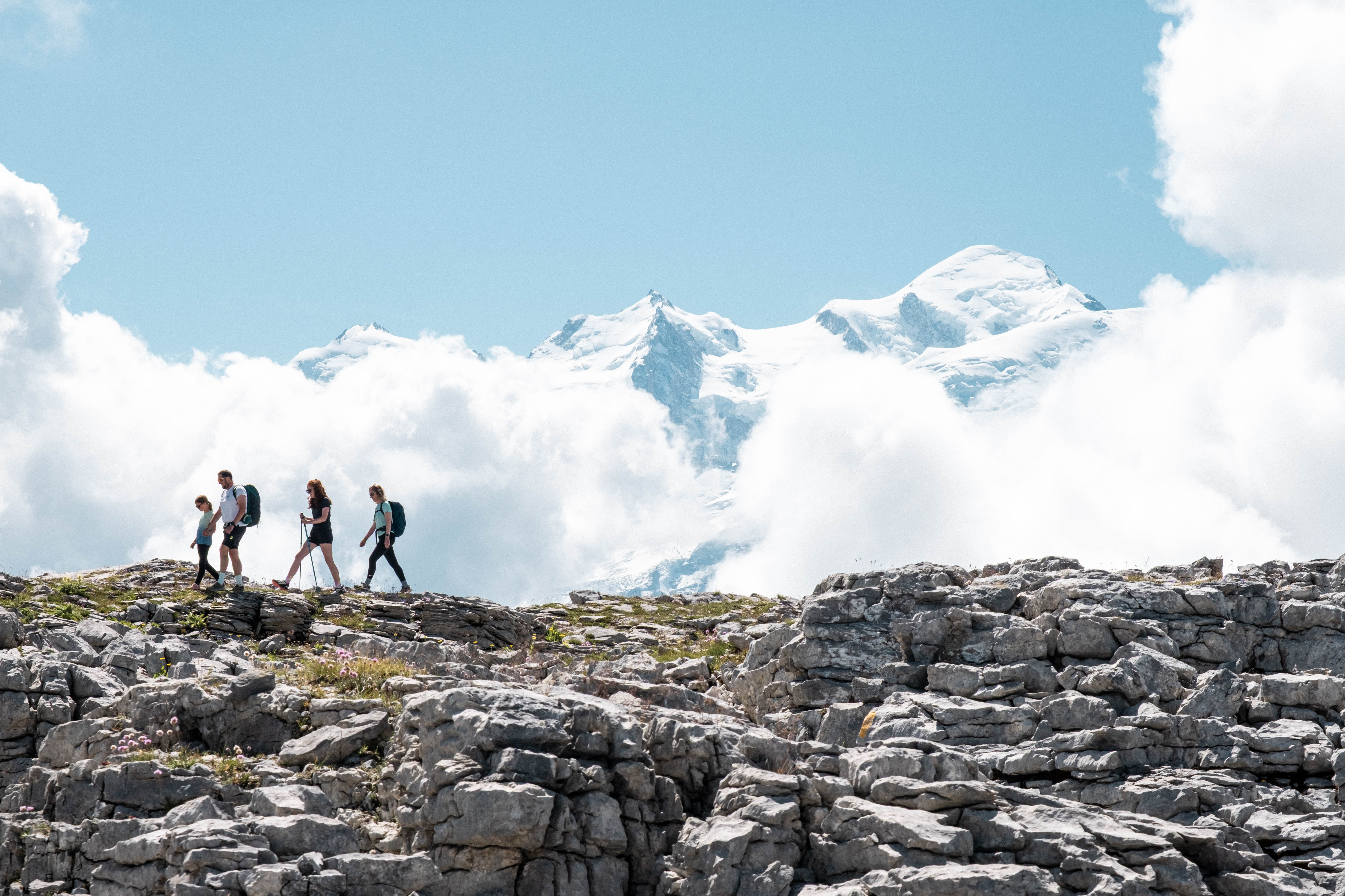 Découvrez l'incroyable paysage lunaire du Désert de Platé en Haute-Savoie. Une randonnée familiale unique offrant un panorama spectaculaire sur le massif du Mont-Blanc et les Alpes françaises.