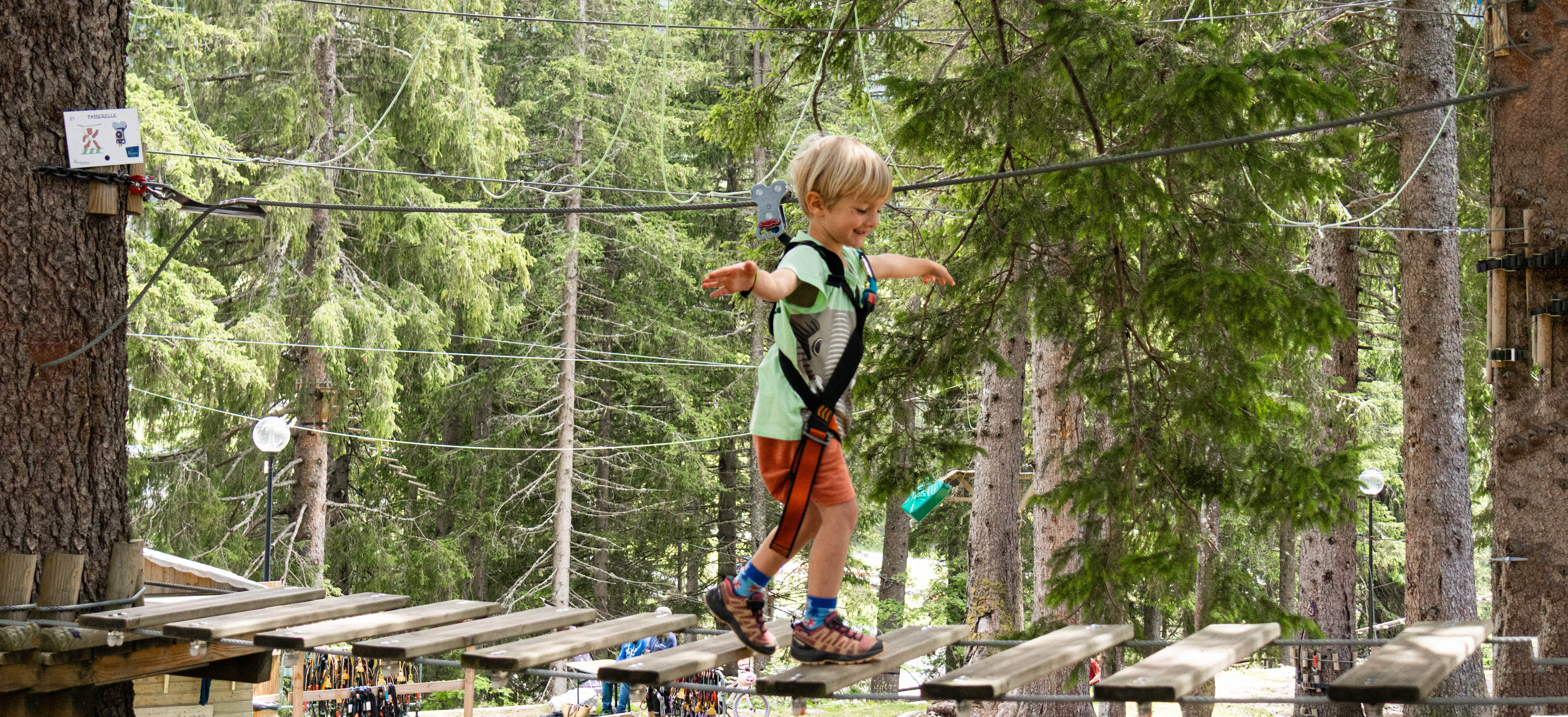 Flaine, station classée des Alpes au centre piéton, accueille votre famille pour un été inoubliable à la montagne. Profitez des activités gratuites avec le Pass Flaine été (yoga, accrobranche, bumper ball, tir à l'arc, kart) et de points de vue d'exception.